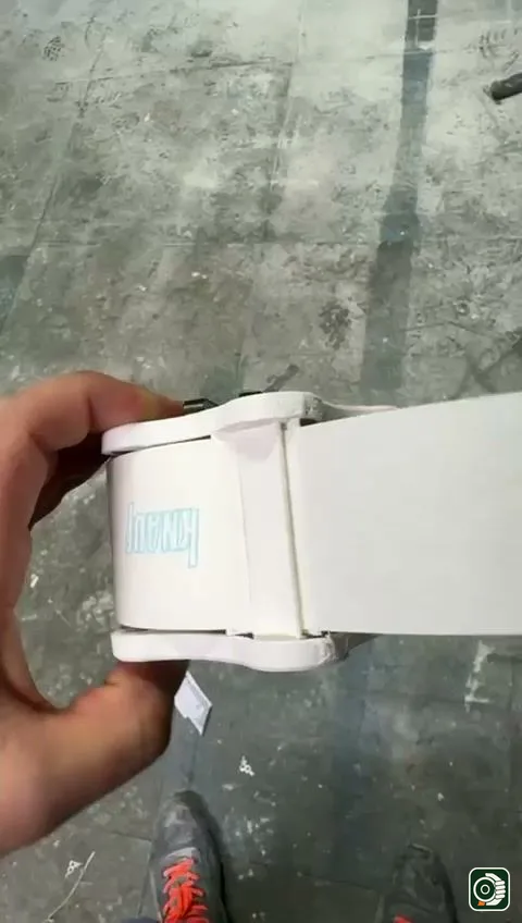 Dettaglio dell'erogazione del nastro di armatura da VELOBOX con taglio ad aletta integrata, per riparazioni senza pieghe
