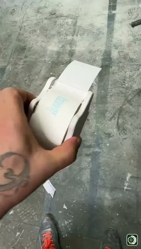 VELOBOX eroga il nastro in verticale a tensione costante con una sola mano, pronto da piegare a libro negli angoli interni del cartongesso