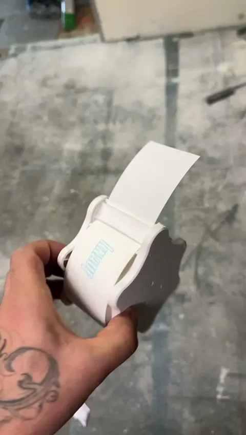 Il dispenser VELOBOX eroga verticalmente il nastro velo vetro tenuto con una sola mano in cantiere