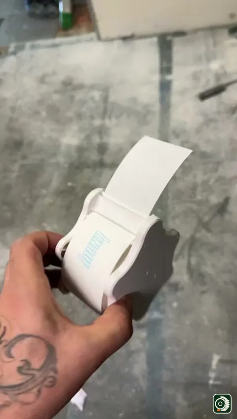 VELOBOX impugnato con una sola mano con il nastro velo vetro erogato, pronto per la posa sul giunto del cartongesso