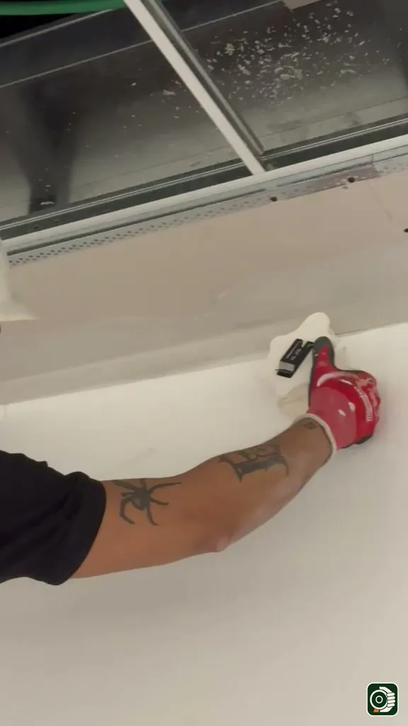 VELOBOX in uso reale a soffitto mentre posa il nastro di armatura sul giunto del cartongesso prima della rasatura