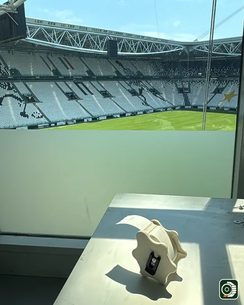 VELOBOX appoggiato sul tavolo di un cantiere con l'Allianz Stadium di Torino alle spalle