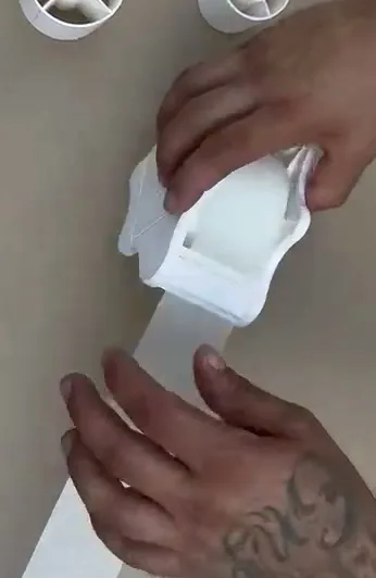 Nastro velo vetro tagliato contro l'aletta integrata in plastica del dispenser VELOBOX