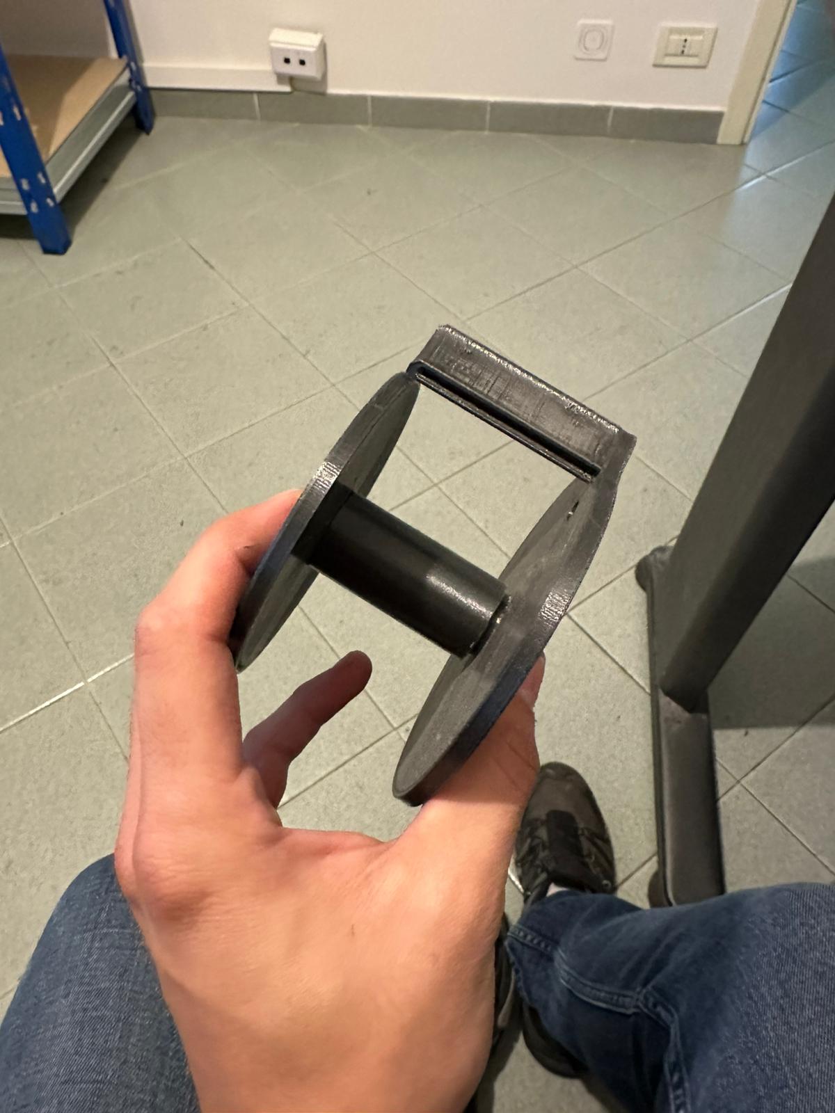 Prototipo 3D cilindrico con fessura d’uscita del nastro