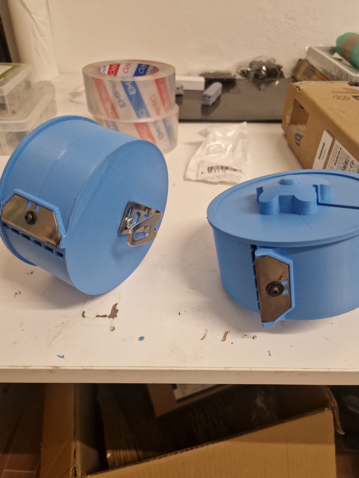 Prototipi blu con lama di taglio e clip in metallo