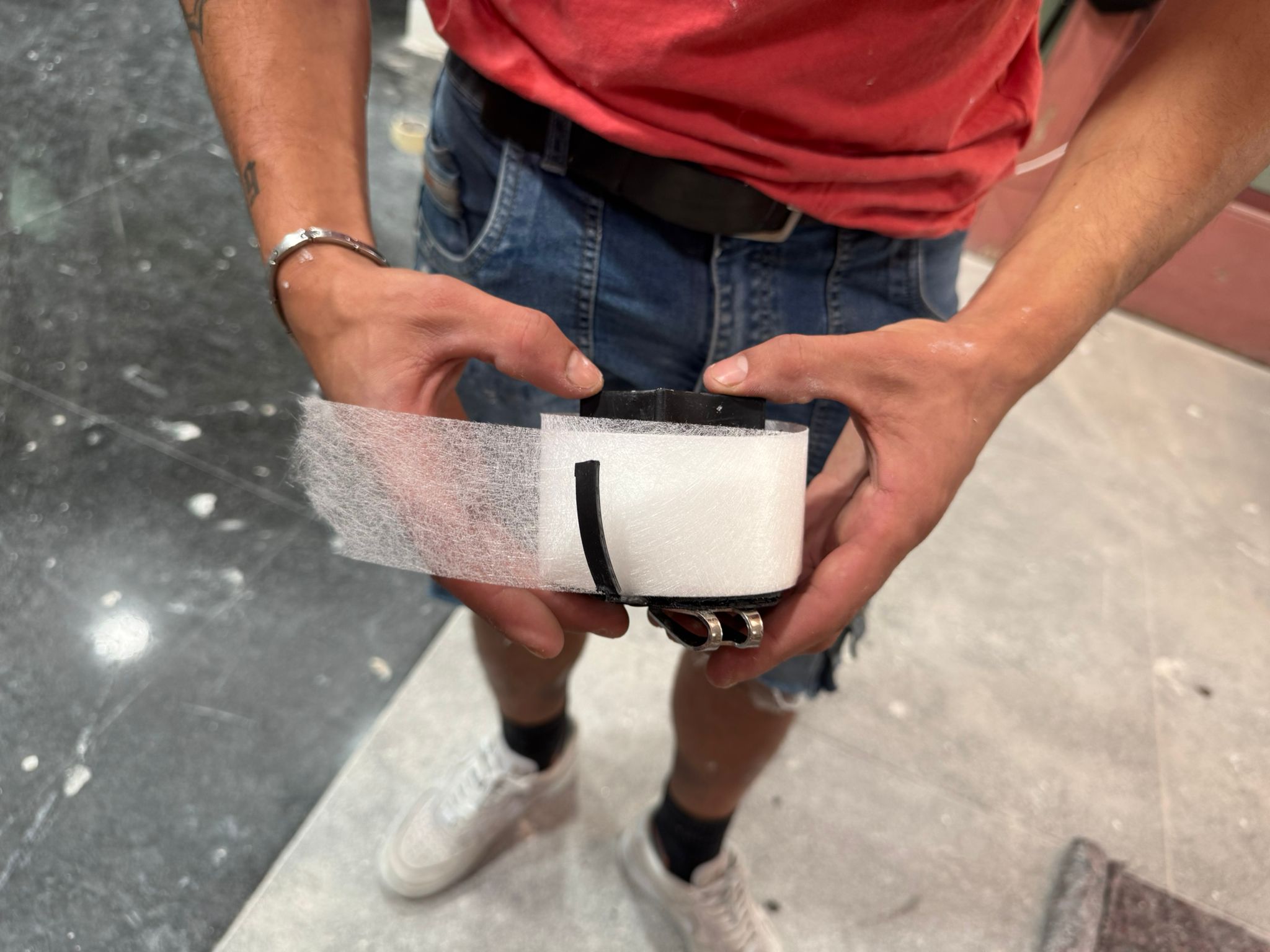 Prototipo nero in plastica con il velo vetro che srotola